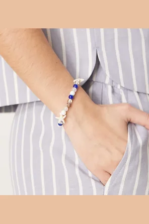 DesignB London Pulsera de cuentas azules y color crema con charms de estrellas de mar de