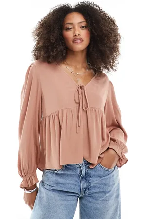 Miss Selfridge Blusa color moca con sobrefalda y lazada delantera de -Marrón