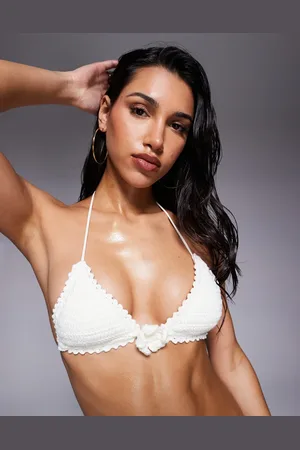 Candypants Top de bikini triangular con detalle floral de croché de