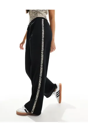 New Look Joggers negros con banda lateral con estampado de leopardo de