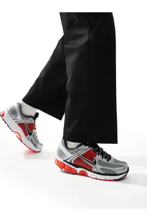 Nike Zapatillas de deporte metalizado y negras Zoom Vomero 5 de