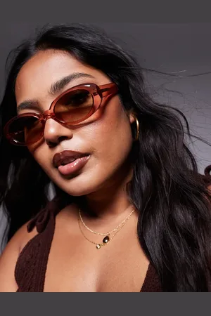 Quay Australia Gafas de sol rosas ovaladas y estrechas con lentes marrones Felt Cute de Quay