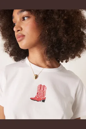 Abercrombie & Fitch Camiseta blanca entallada de manga corta con estampado de botas de vaquero de