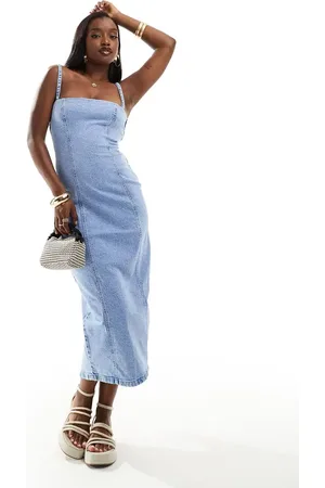 ASOS Vestido vaquero midi azul claro de tirantes con abertura en la parte trasera y lavado bromado de