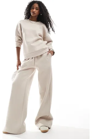 Miss Selfridge Joggers color con bajos ajustados y logo estampado en relieve de (parte de un conjunto)-Neutro