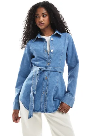 Miss Selfridge Chaqueta vaquera con lavado medio, cintura ceñida y cinturón de -Azul