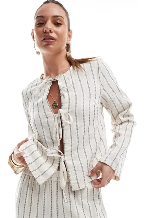 Pieces® Blusa color crema abedul a rayas azules con lazada delantera de tejido efecto lino de (parte de un conjunto)