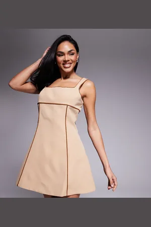 Murci Vestido corto con escote cuadrado y detalle de cuerdas exclusivo de -Neutro