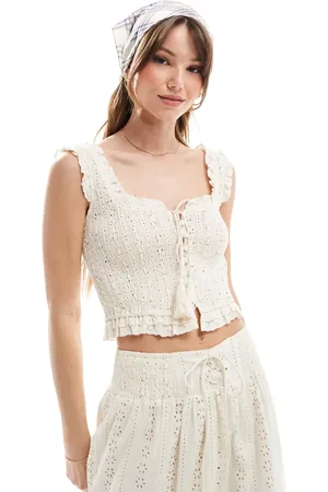The Frolic Top corto color fruncido con diseño bordado y detalle de borlas exclusivo de (parte de un conjunto)-Blanco