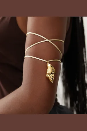 En Route Brazalete de cordón envolvente con charm de concha chapada en oro de 18 quilates de