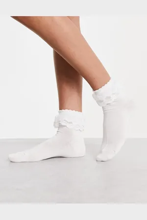 Pieces® Calcetines blancos con detalle de volantes exclusivos de