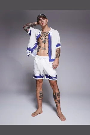 ASOS Shorts de baño blancos de largo medio con estampado gráfico de texto de (parte de un conjunto)