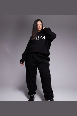 Kaiia Joggers negros con bajos ajustados y logo bordado de Plus (parte de un conjunto)