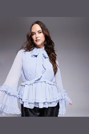 ASOS Blusa de chifón con mangas extragrandes y adornos de perlas de Curve