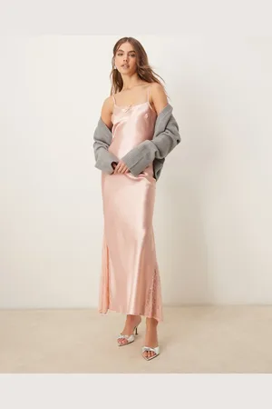 Miss Selfridge Vestido lencero largo rosa claro de mezcla de encaje y satén de