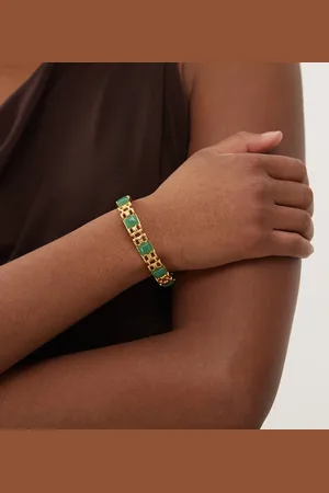 En Route Pulsera rígida abierta con piedras verde esmeralda chapada en oro de 18 quilates de