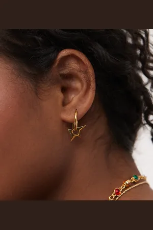 En Route Pendientes de aro con charm en forma de estrella chapados en oro de 18 quilates de