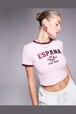 Kaiia Camiseta rosa con diseño encogido, estampado "Espana" y ribetes burdeos en contraste de Sport (parte de un conjunto)