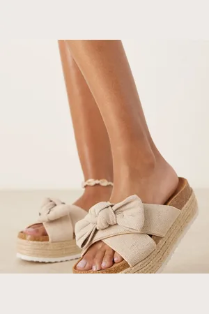 ASOS Sandalias beis con plataforma plana y detalle de lazo Thankful de Wide Fit-Neutro