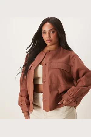ASOS Chaqueta color sin solapas con bordado inglés de sarga de ASOS DESIGN Curve-Marrón
