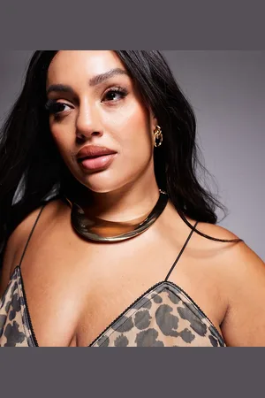 ASOS Gargantilla rígida dorada con diseño ancho retorcido abstracto de edición limitada de ASOS DESIGN Curve