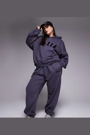 Kaiia Joggers gris oscuro con bajos ajustados y logo bordado de Plus (parte de un conjunto)