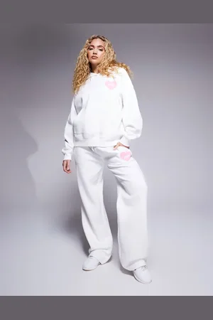 Kaiia Joggers blancos con cinturilla ancha, estampado de corazón y logo exclusivos de (parte de un conjunto)