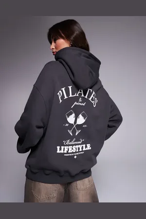 The Couture Club Sudadera extragrande con capucha y estampado "Pilates and Pinot" de