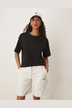 adidas Pantalones cortos color crema con raya diplomática de