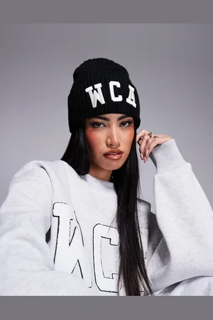 ASOS Gorro con logo de Weekend Collective