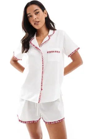 Cotton On Pijama blanco leche de coco con volantes color cereza cálido de tejido liso de Cotton On