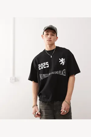 COLLUSION Camiseta negra de corte cuadrado skater con estampado de fútbol de