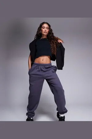 Kaiia Joggers oscuro con logo bordado y bajos ajustados de Petite