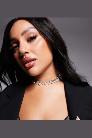 ASOS Gargantilla plateada de cadena engastada con cristales y detalles de perlas sintéticas de ASOS DESIGN Curve