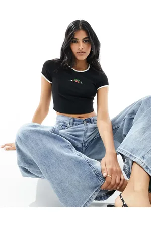 The Frolic Camiseta negra con diseño encogido, estampado de fresas y ribete en contraste exclusiva de