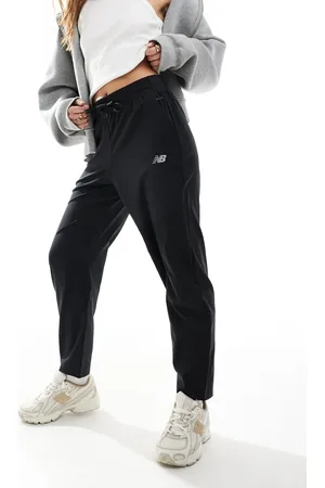 New Balance Pantalones deportivos negros de tejido liso Sport Essentials de -Gris