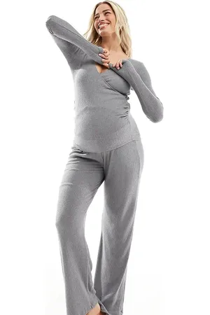 Hunkemöller Pijama gris de top cruzado en la parte delantera y pantalones de pernera ancha de canalé cepillado de Hunkemöller Maternity-Multicolor