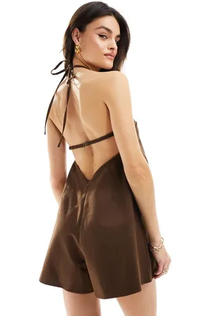 ASOS Mono corto con cuello halter y detalle trasero de tirante estilo sujetador de
