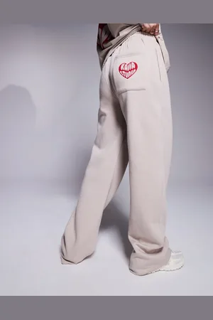 Kaiia Joggers color piedra y rojos con logo de corazón en el bolsillo trasero de (parte de un conjunto)-Neutro