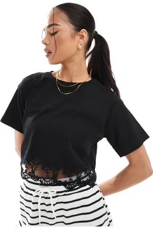 Miss Selfridge Camiseta negra de manga corta con ribete de encaje en el bajo de