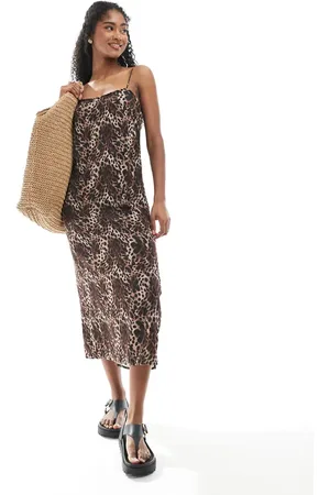 Monki Vestido lencero semilargo con estampado de leopardo de satén exclusivo en ASOS de -Marrón