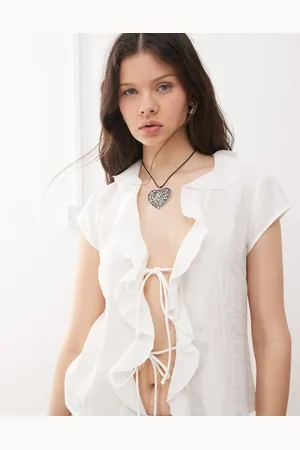Weekday Blusa blanco hueso con volantes y detalle de lazada delantera de