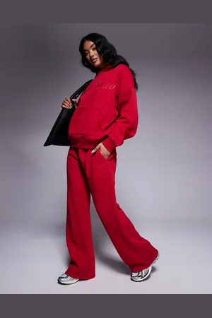 Kaiia Joggers rojos de pernera ancha con logo de texto bordado de (parte de un conjunto)