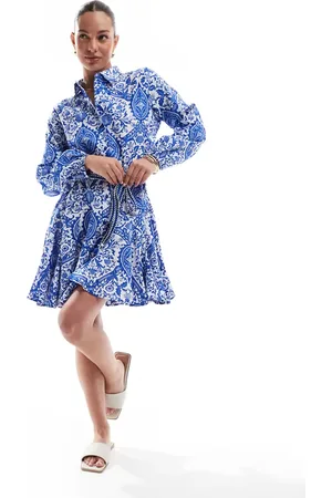 ONLY Vestido corto azul con estampado de mosaico, cintura baja y lazada en la cintura de