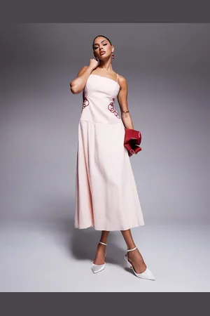 Forever New Vestido largo rosa polvareda con bajo caído y detalle bordado en la cintura de