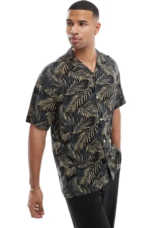 JACK & JONES Camisa negra de manga corta con estampado tropical y cuello de solapas de