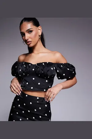 Kaiia Top corto negro con estampado de lunares, mangas abullonadas y escote Bardot de satén exclusivo de -Multicolor