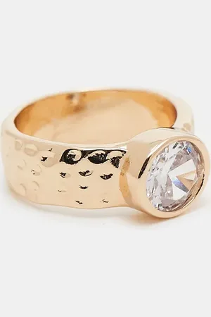 ASOS Anillo con banda repujada y circonita de