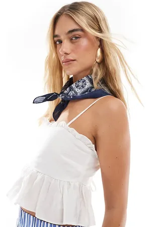 The Frolic Top blanco de tirantes estilo babydoll con ribete de volante y lazada en la espalda exclusivo de