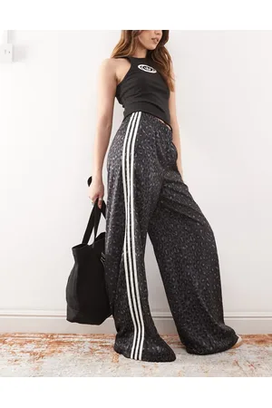 adidas Pantalones de chándal negros de pernera ancha con estampado de leopardo de satén de